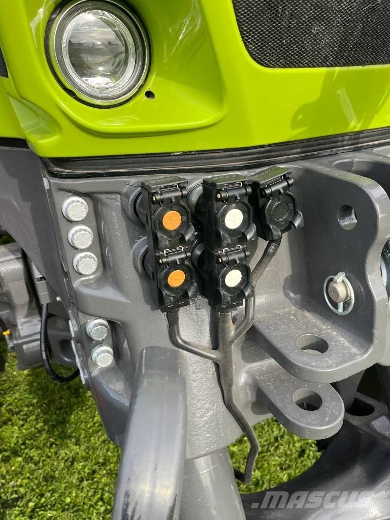 CLAAS AXION 930 Трактори