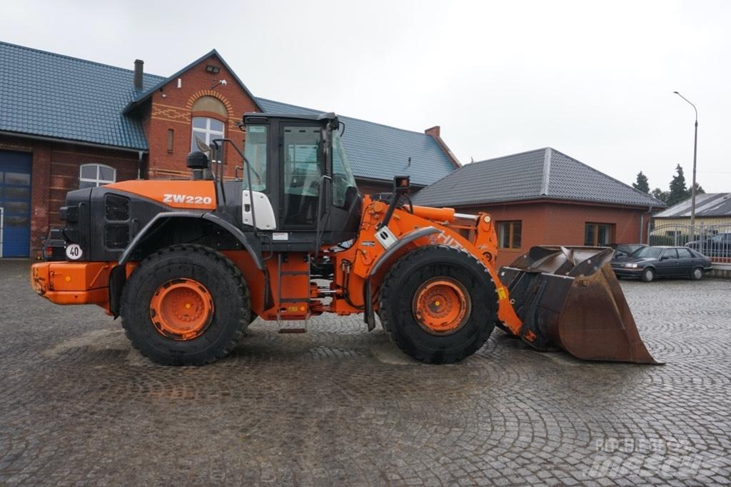 Hitachi ZW 220-5 B Фронтальні навантажувачі