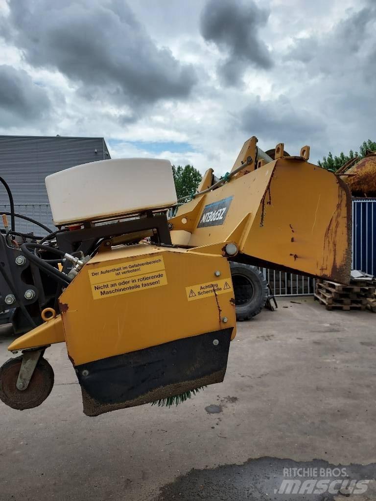 CAT 906/7/8 Підмітальні машини