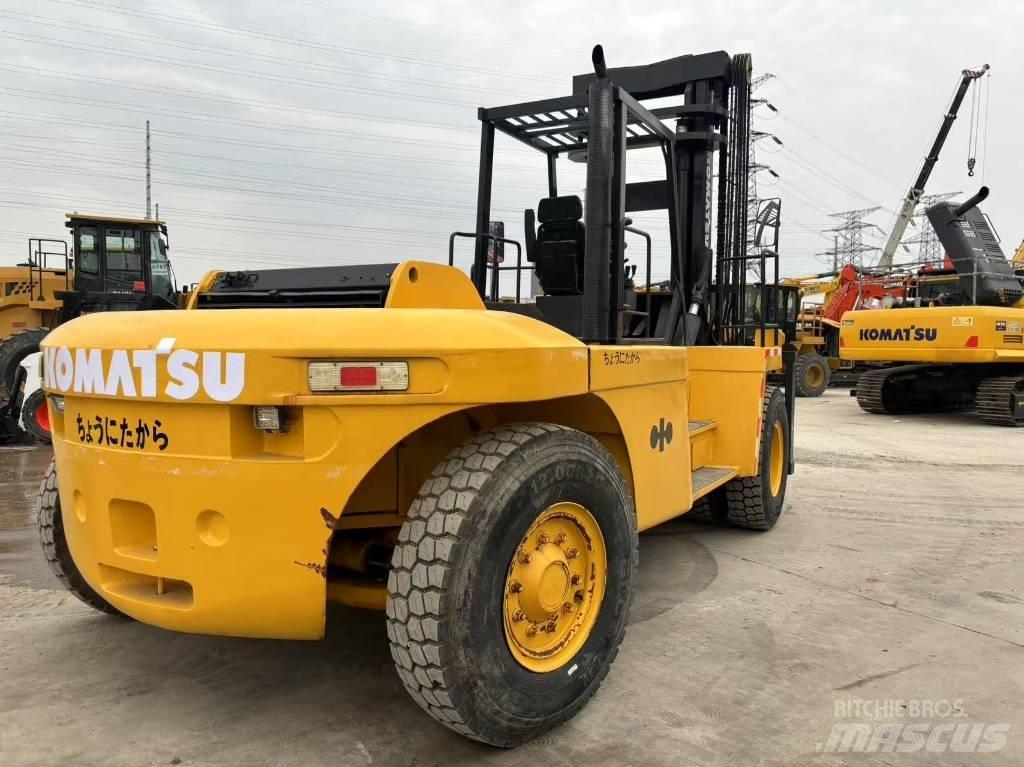 Komatsu FD200 Телескопічні навантажувачі