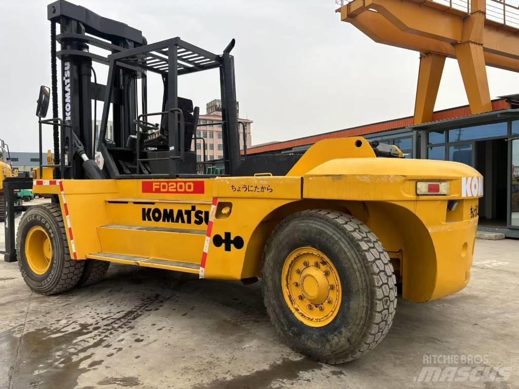Komatsu FD200 Телескопічні навантажувачі