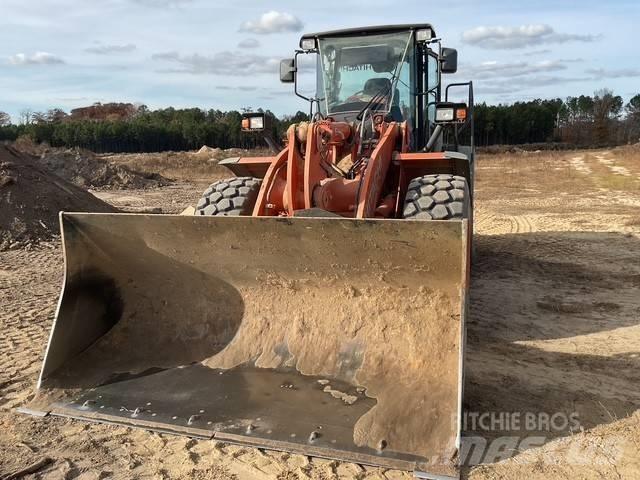 Hitachi ZW 220 Фронтальні навантажувачі