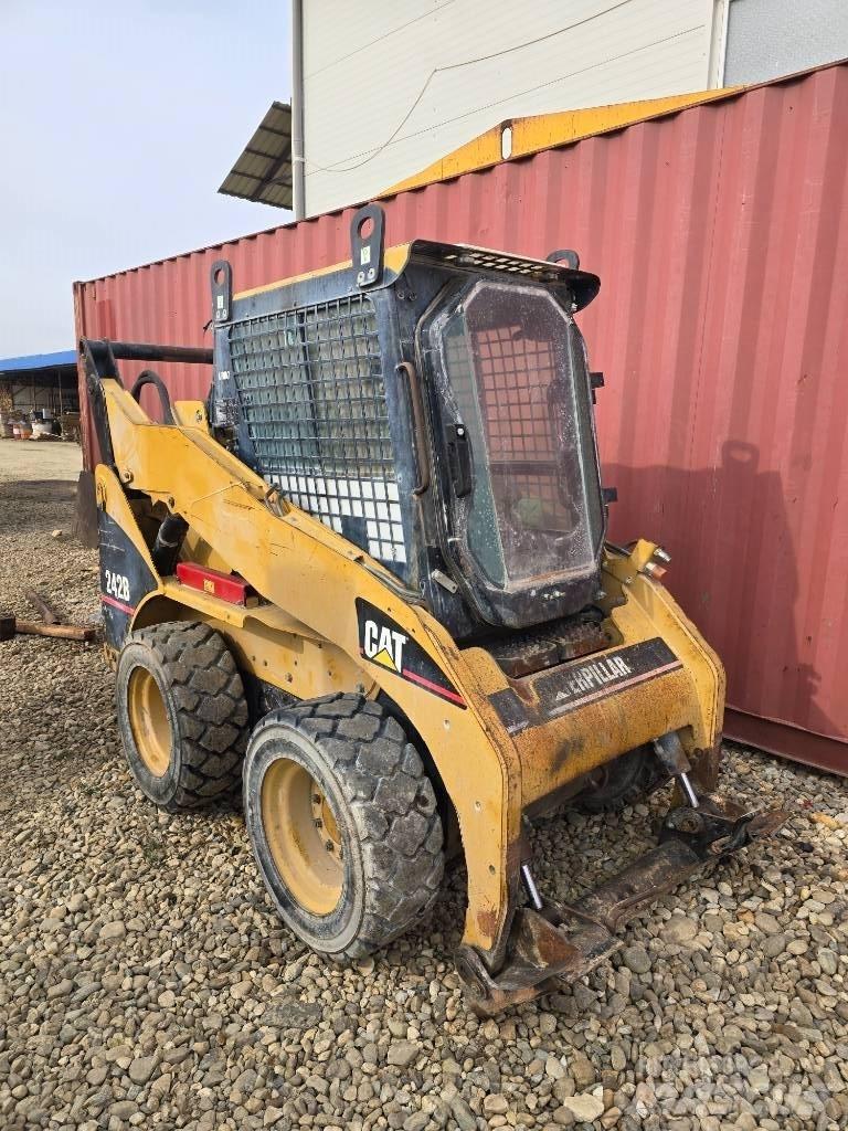 CAT 242 B Міні-навантажувачі