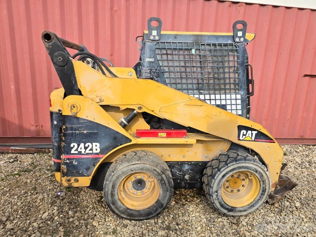 CAT 242 B Міні-навантажувачі