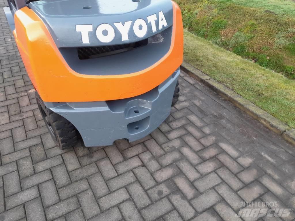 Toyota Tonero 25 Дизельні навантажувачі