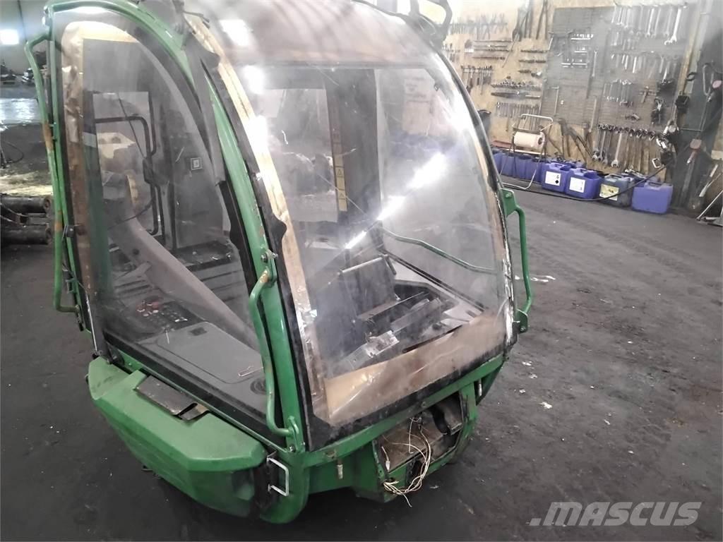 John Deere 1270E Кабіна
