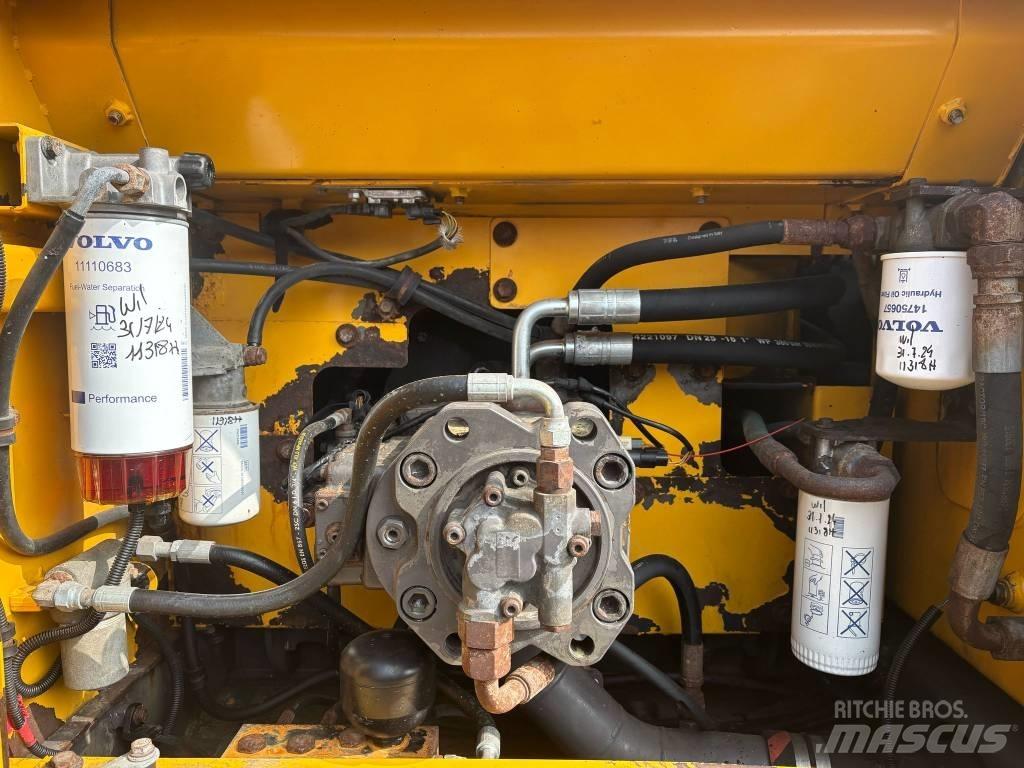Volvo EC 220 DL Гусеничні екскаватори