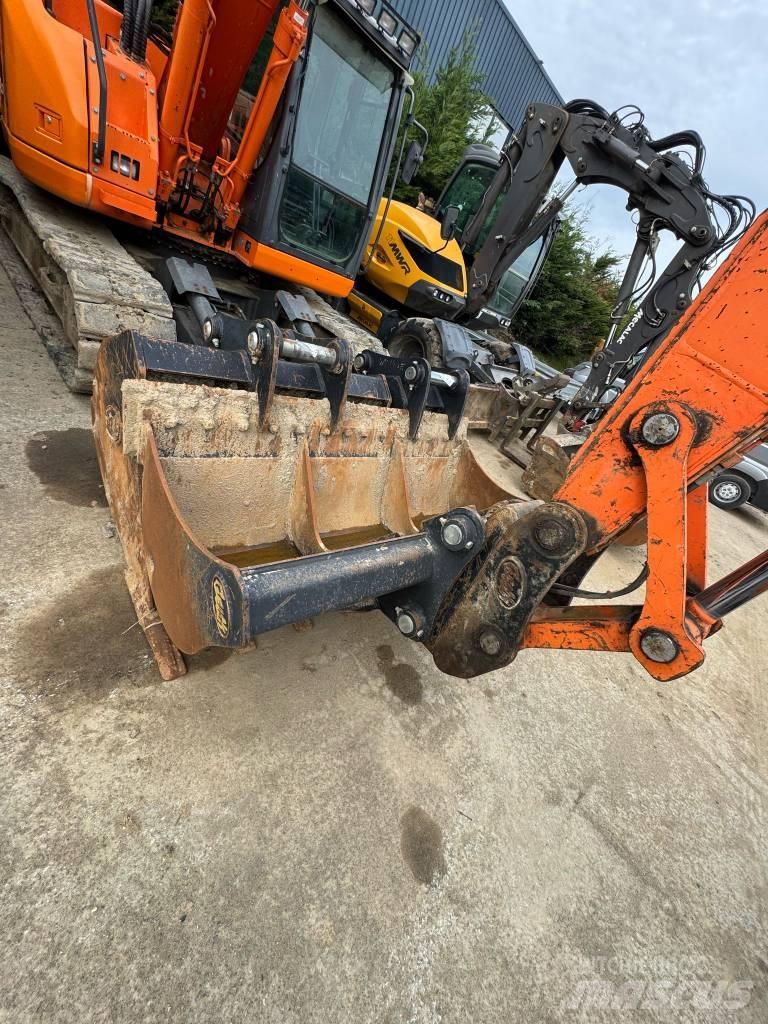 Doosan DX140 LC Гусеничні екскаватори