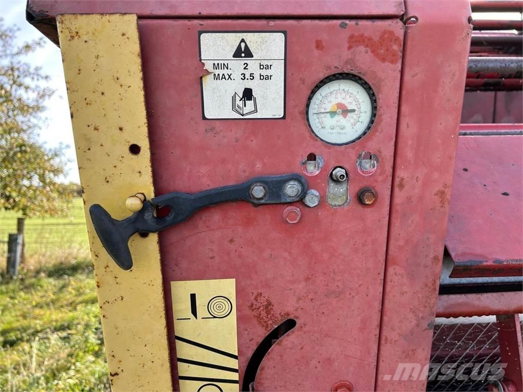 New Holland 865 Рулонні прес-підбирачі