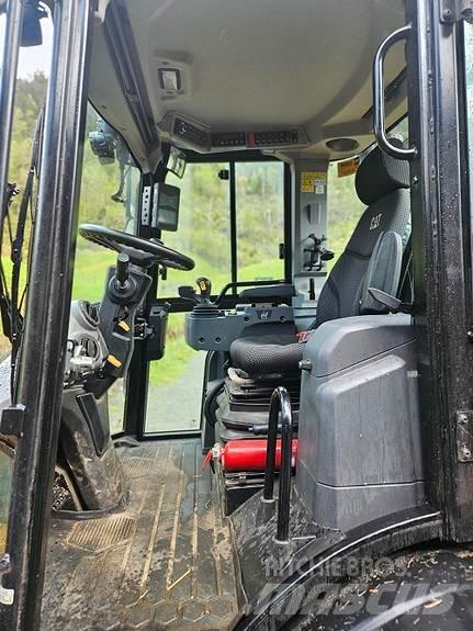 CAT 906-HF Фронтальні навантажувачі