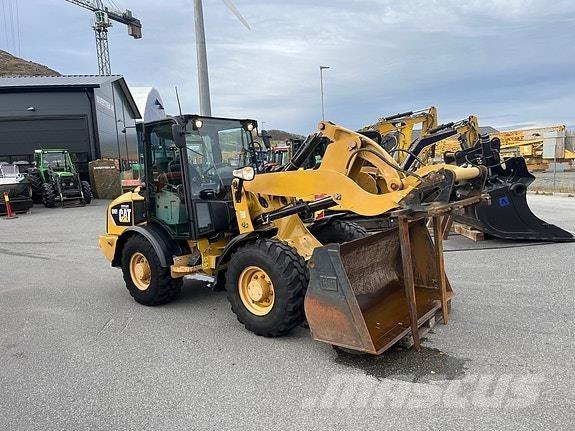 CAT 906H Фронтальні навантажувачі