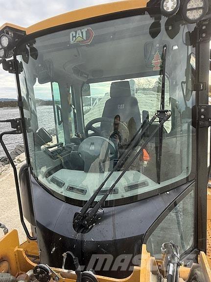 CAT 930M Фронтальні навантажувачі