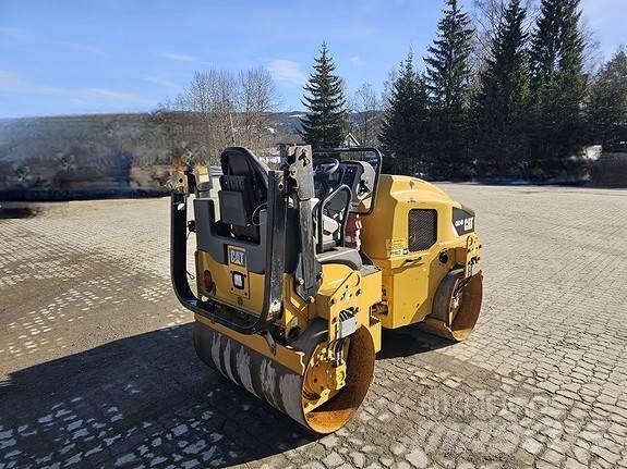 CAT CB24B Асфальтовкладачі