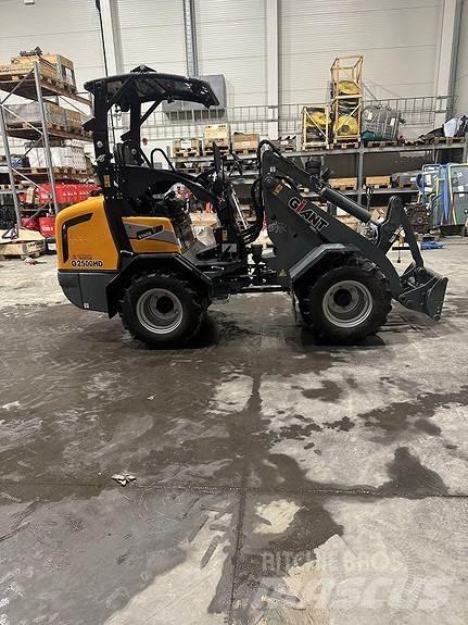 GiANT G2500HD+ Міні-навантажувачі