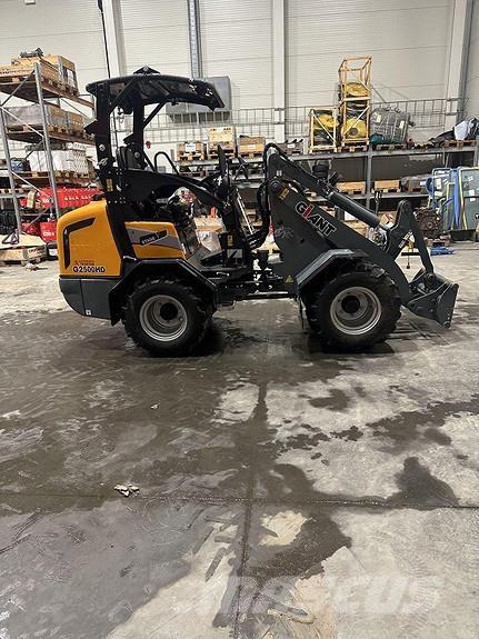 GiANT G2500HD+ Міні-навантажувачі
