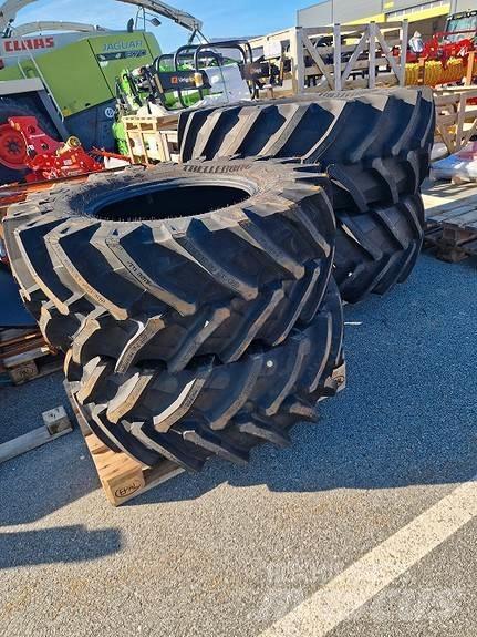 John Deere  Трактори