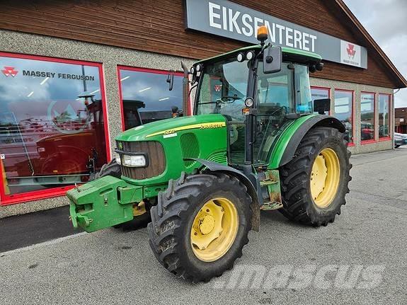 John Deere 5820 Трактори