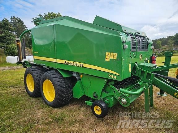 John Deere 744 Рулонні прес-підбирачі