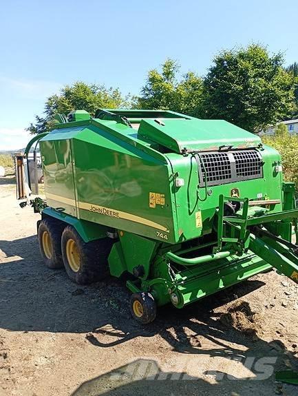 John Deere 744 Рулонні прес-підбирачі