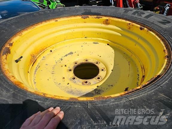 John Deere NOKIAN Трактори