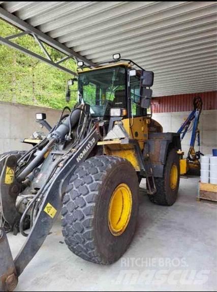 Komatsu WA200 PT Фронтальні навантажувачі