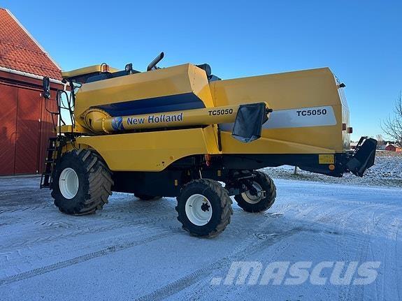 New Holland TC5050 Зернозбиральні комбайни