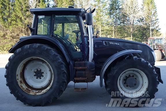 Valtra T213 Versu Трактори