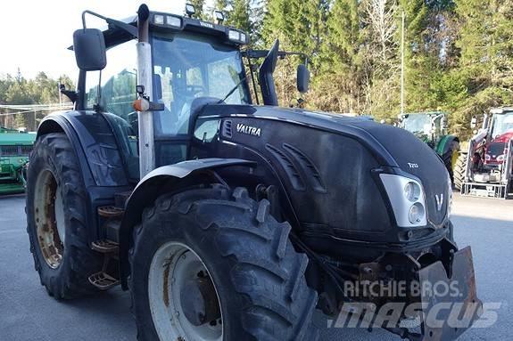 Valtra T213 Versu Трактори