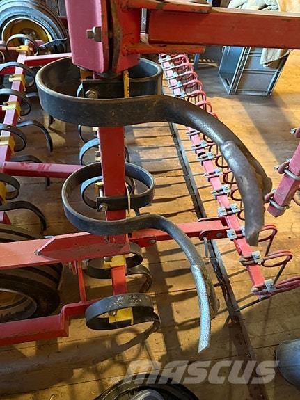   Інші землеоброблювальні машини і додаткове обладнання