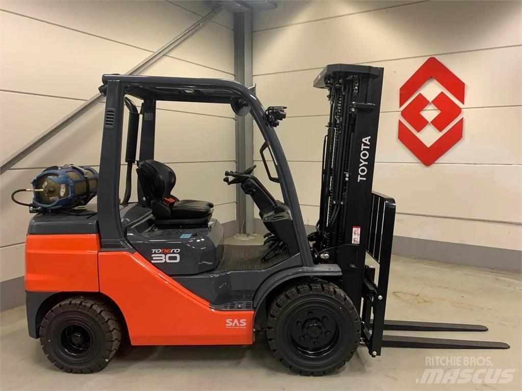 Toyota 02-8FGF30 Газові навантажувачі