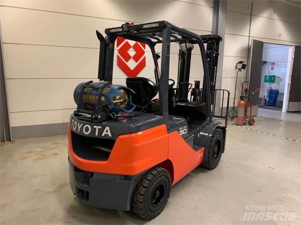 Toyota 02-8FGF30 Газові навантажувачі
