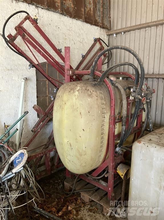 Hardi  Причіпні обприскувачі