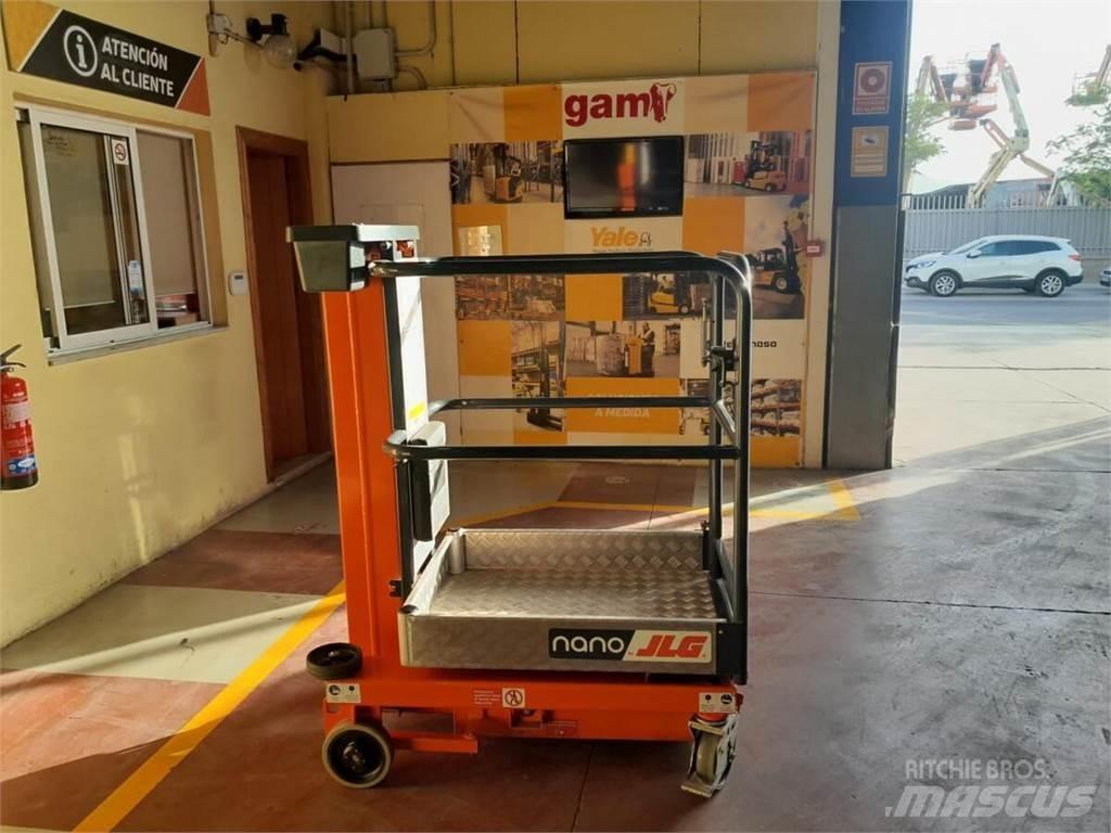 JLG NANO Вертикальні щоглові підйомники