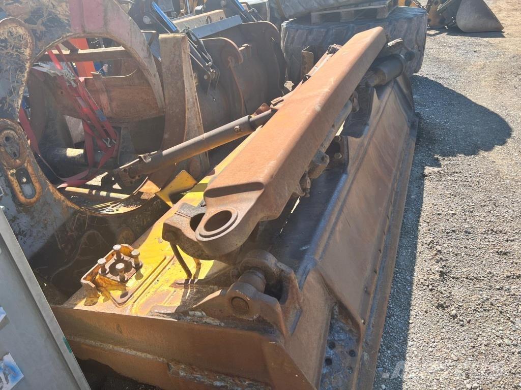 Komatsu D 65 EX-15 Гусеничні бульдозери