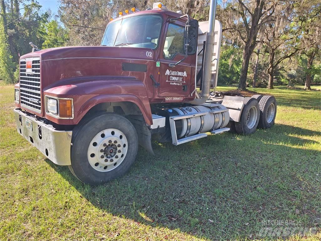 Mack CHU613 Тягачі