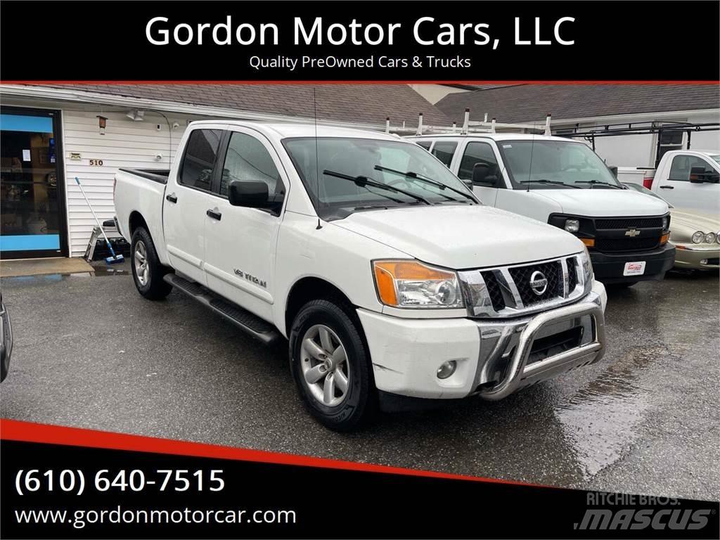 Nissan Titan Пікапи / Бічне розвантаження