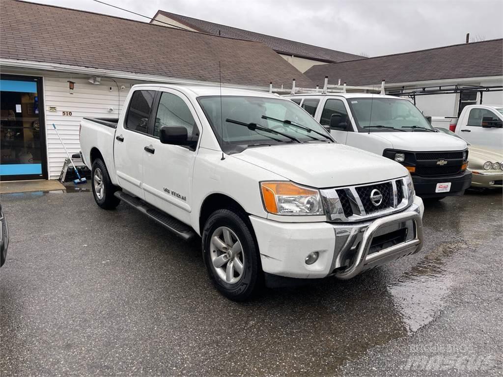 Nissan Titan Пікапи / Бічне розвантаження
