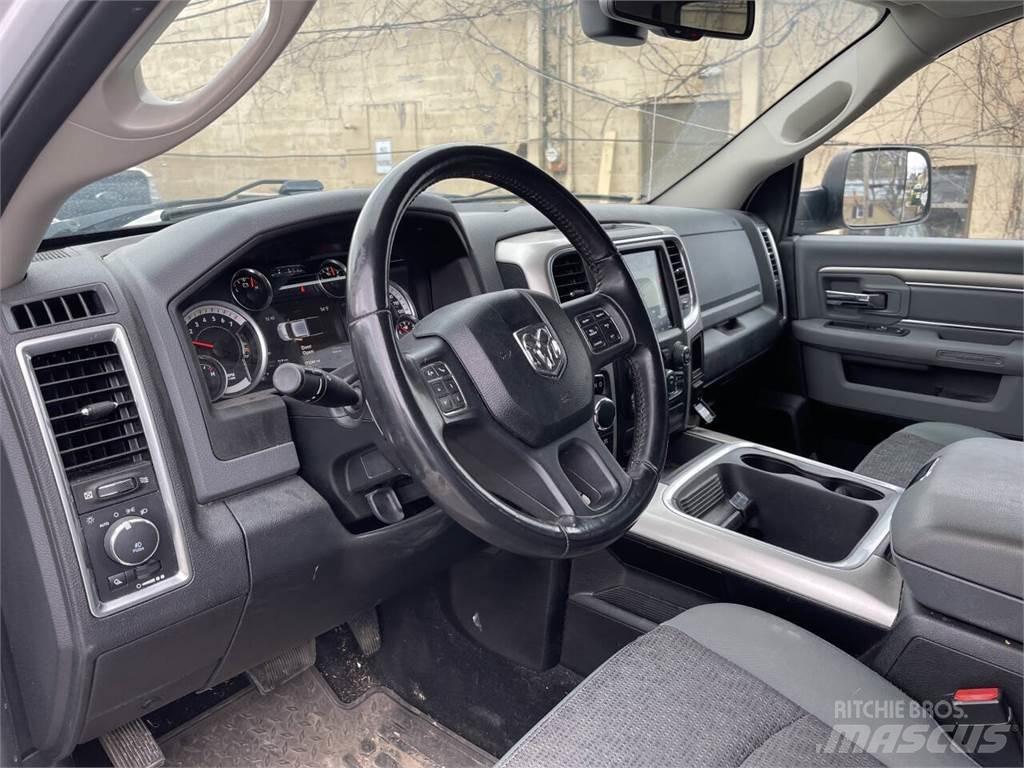 RAM 1500 Пікапи / Бічне розвантаження