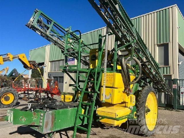 John Deere 824 SE Причіпні обприскувачі