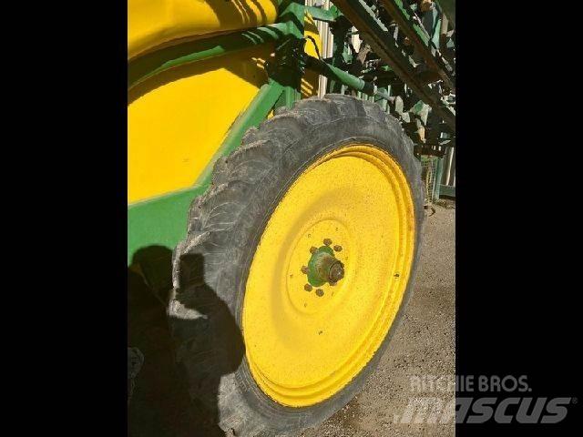 John Deere 824 SE Причіпні обприскувачі
