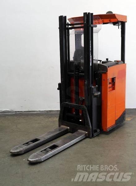 BT SRE135 Самохідні електроштабелери