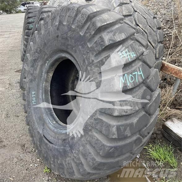 Titan 23.5x25 Шини