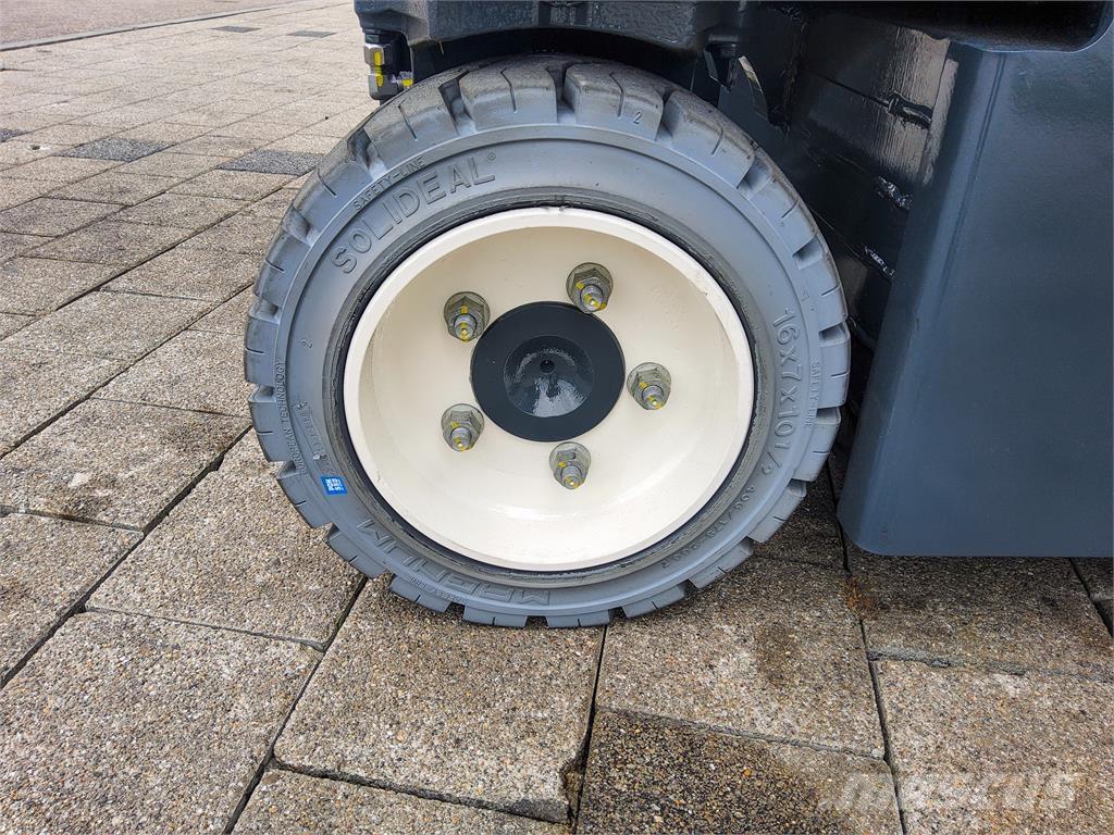 Combilift CBE 3000 Чотириходові річ-траки