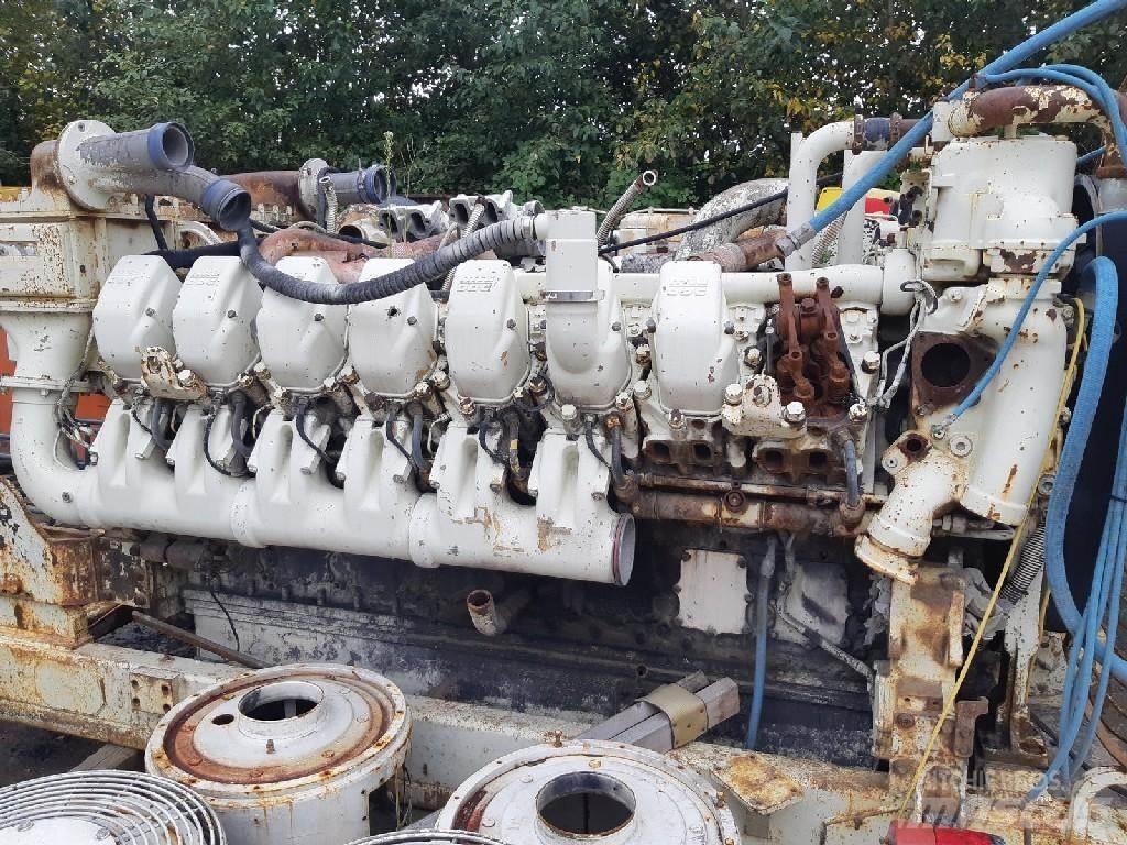Komatsu 930E Двигуни
