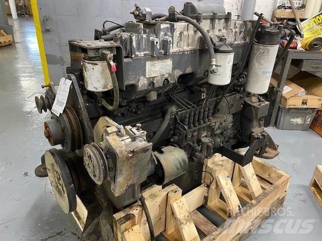 Komatsu SA6D125E-2 Двигуни