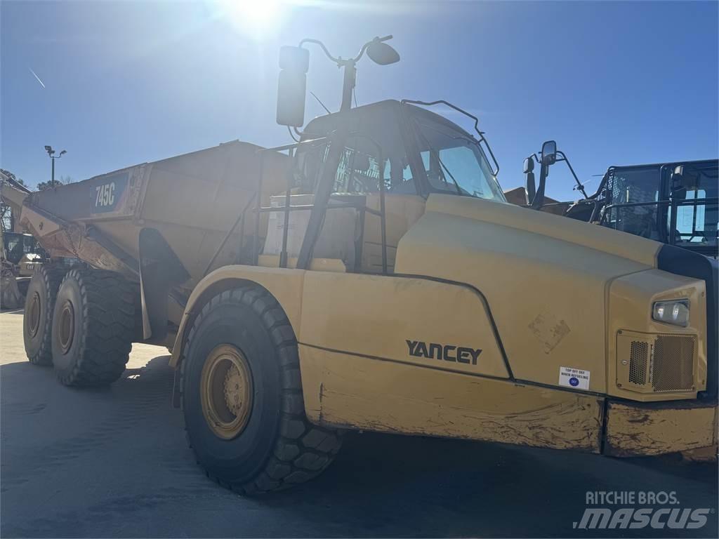 CAT 745 Зчленовані самоскиди