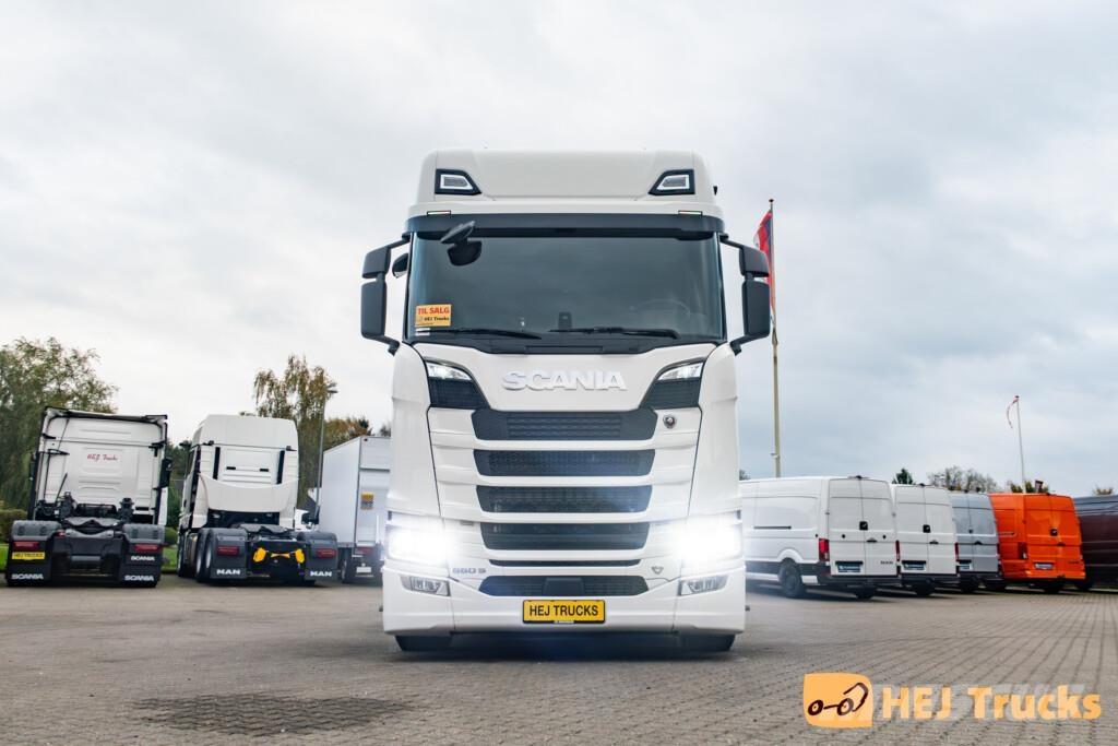 Scania S660 A6x2/4NB Тягачі