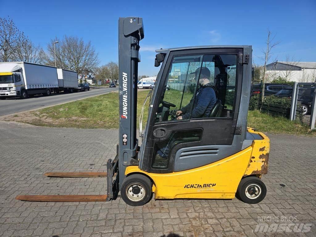 Jungheinrich EFG320 Електронавантажувачі