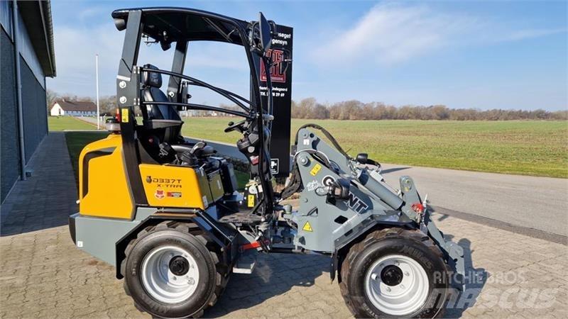 GiANT D337T Малі навантажувачі