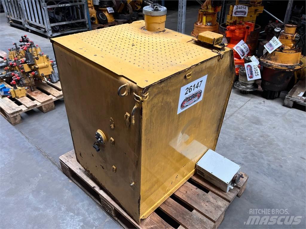 CAT 323D brændstoftank Інше обладнання